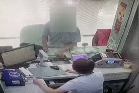 好友急病入院？老人2次欲汇款3万元，银行工作人员识破骗局视频封面