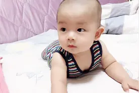 刚6个月的宝宝长了6颗小牙，妈妈想看可宝宝不让，与妈妈斗智斗勇视频封面