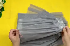 裙子起静电贴在身上太尴尬？别急，教你一招就能解决，谁这么有才视频封面