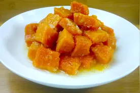 拔丝南瓜的家常做法，做法简单香甜软糯，是一道好吃的甜品