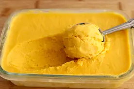 想吃冰淇淋别再出去买了，教你在家做，细腻香甜，好吃放心无添加视频封面