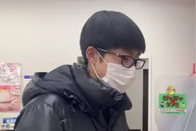 老公大晚上去日本便利店买烟，走到杂志旁边不动了，这不丢人啊？