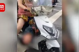 至于吗？男孩不写作业乱跑被亲妈捆绑横放电瓶车 手被勒得青紫视频封面