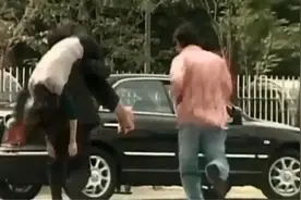 女子一受到惊吓就倒地睡觉  还差点被人扛走了视频封面