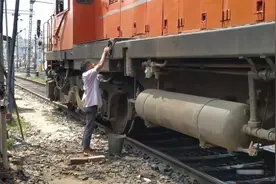 看下柴油内燃火车是怎么样加油的视频封面