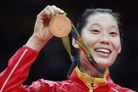 “女排一姐”朱婷，现在有多少资产？说出来你可能不信视频封面