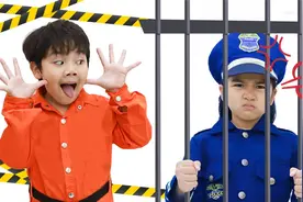 萌娃小警察被弟弟关进了警局里，大意了呀