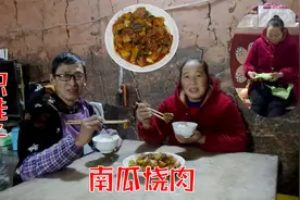 幺妈和幺叔：用旧毛线打一双毛线鞋，王幺爷掌厨做南瓜烧肉吃