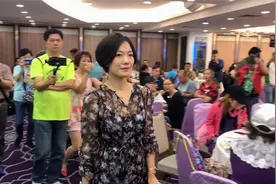 歌手小龙女酒店开小型演唱会，一群人跟着她拍照、拍视频、搞直播视频封面