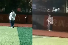 女生问心仪男生要联系方式，一路小跑手背身后，被拒后回应亮了