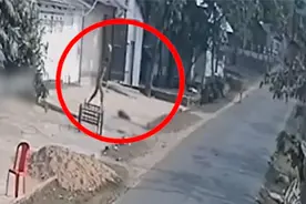 触目惊心！孟加拉男子当街杀害4岁男童：举起石头猛砸头部5次视频封面