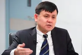 新冠疫苗为何年轻人先接种？张文宏接受采访，一语道破其中原因视频封面