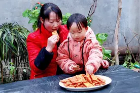 家常红薯饼最好吃的做法，不加一滴水，个个香甜松软，太解馋了