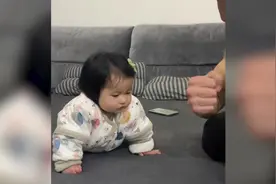 健身奶爸向几个月小棉袄大秀肌肉，得意洋洋下一秒崩溃：你嘲笑我视频封面