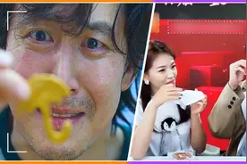 明星也玩鱿鱼游戏！刘涛抠糖饼翻车，周杰伦玩木头人扒掉友人裤子视频封面