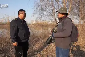 微视频|邢台：众人齐心救助受伤黑天鹅视频封面