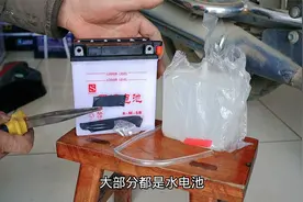 摩托车新电池，首次加电解液有没有技巧？看修车师傅是怎么说的视频封面