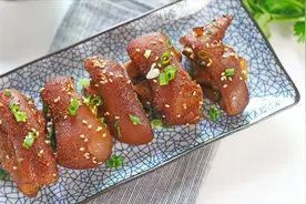 有烤箱就能做的家常烤猪蹄，先卤后烤，外焦里嫩，大口吃真香