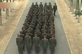 军旗飘扬：解放军改编成边防武警部队，换上新军装真是太帅了！