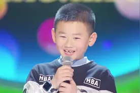 懂事小男孩把餐馆当成练歌房！妈妈直言内疚，儿子太懂事了！视频封面