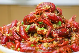 这才是正宗的“蒜香小龙虾”，厨师长30年的夜市经验，干净味又足视频封面