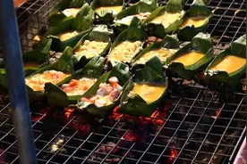 小伙用香蕉叶制作烤蛋小吃，看到制作过程，游客：大开眼界视频封面