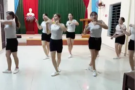 越南广场舞大姐在室内排练越语版《爱拼才会赢》