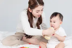 宝宝嗓子呼噜呼噜响?多半气管有异物，有经验的妈妈这么做视频封面
