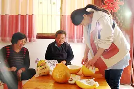 农村一家人吃柚子，老公嫌弃柚子皮难扒，小媳妇有窍门，真实用视频封面