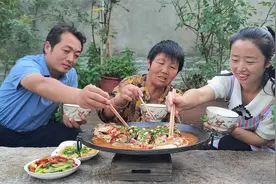 媳妇儿买条大白鲢，整个下锅炖，农村家常做法，好吃又下饭视频封面