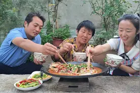 媳妇儿买条大白鲢，整个下锅炖，农村家常做法，好吃又下饭视频封面