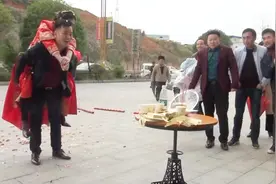 贵州农村婚礼风俗，退喜神的时候，新郎一定要背着新娘