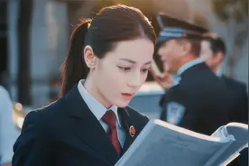 迪丽热巴被大哥的音量吓到 受惊吓小表情超可爱视频封面