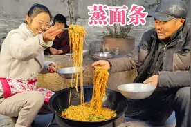 河南人都喜欢吃的蒸面条，农村媳妇蒸1锅，1人1瓢吃着真过瘾