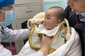 6个多月的宝宝咳嗽进医院，医生说警惕肺炎，不敢掉以轻心视频封面