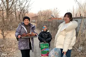 过年了，闺女给爸妈置办年货，看看都有啥，爸妈高兴得合不拢嘴视频封面