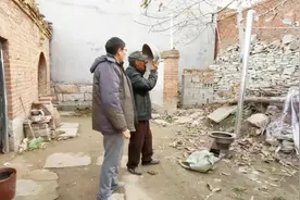 侄子给东北大爷买来锅灶，老人为啥对锅底看了又看，把侄媳妇逗乐视频封面