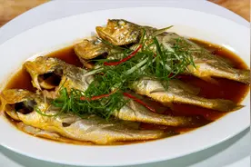 小黄鱼家常原汁原味做法，用酱油水蒸肉质非常细嫩，下酒最佳选择视频封面