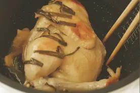 电饭煲盐焗鸡的做法，不加一滴水，皮滑肉嫩，一个人一只都不够吃