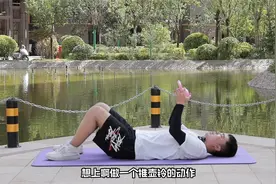 “壶铃仰卧推胸”真的厉害，每天坚持30下，改善拜拜肉，胸部饱满视频封面