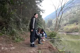 小莫约老表钓鱼，老同学一看靓仔以为是相亲对象，结果闹出乌龙视频封面