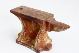 如何修复锈迹斑斑的铁砧，男子用电解除锈法，效果让人眼前一亮视频封面