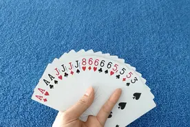 小姐姐打牌很聪明，关键时刻留一炸，扭转牌局拿胜利视频封面