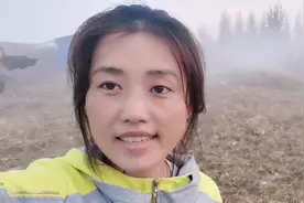 秋收后玉米秸秆变身青储饲料，30块能买2500斤秸秆，二云这样做的视频封面