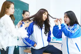 学生每天都换发型，老师让学生请家长，没想学生家长是托尼老师视频封面