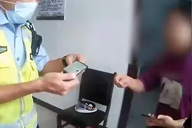 女子嫌驾驶证照片丑出奇招：覆盖一张美颜照片视频封面