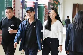 李连杰四位女儿亭亭玉立，貌美如花，网友：中国国民岳父！视频封面