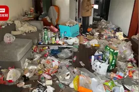 女租客失联房子成垃圾场 房东：楼道里都能闻到臭味视频封面