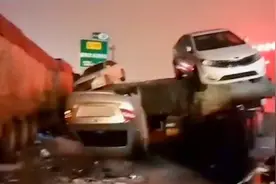 西和高速结冰发生多起连环碰撞，十多辆车碰撞后“叠罗汉 ”视频封面