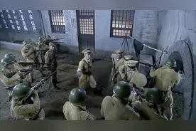 影视：小伙准备行动被鬼子盯上，机灵一动引进茅房，捉弄一番视频封面